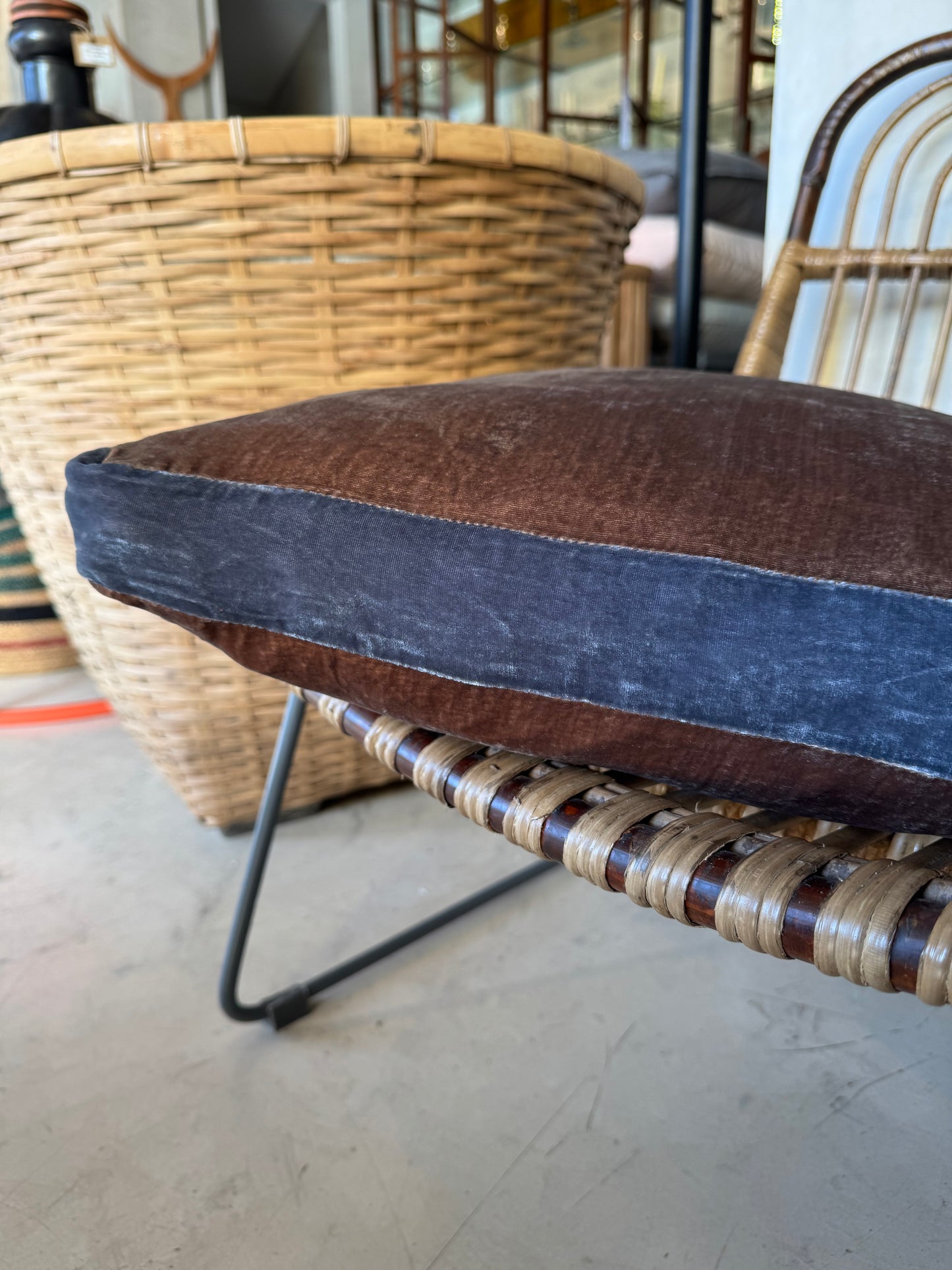 ALMOFADA VELUDO COM BARRA JAMES 50/50