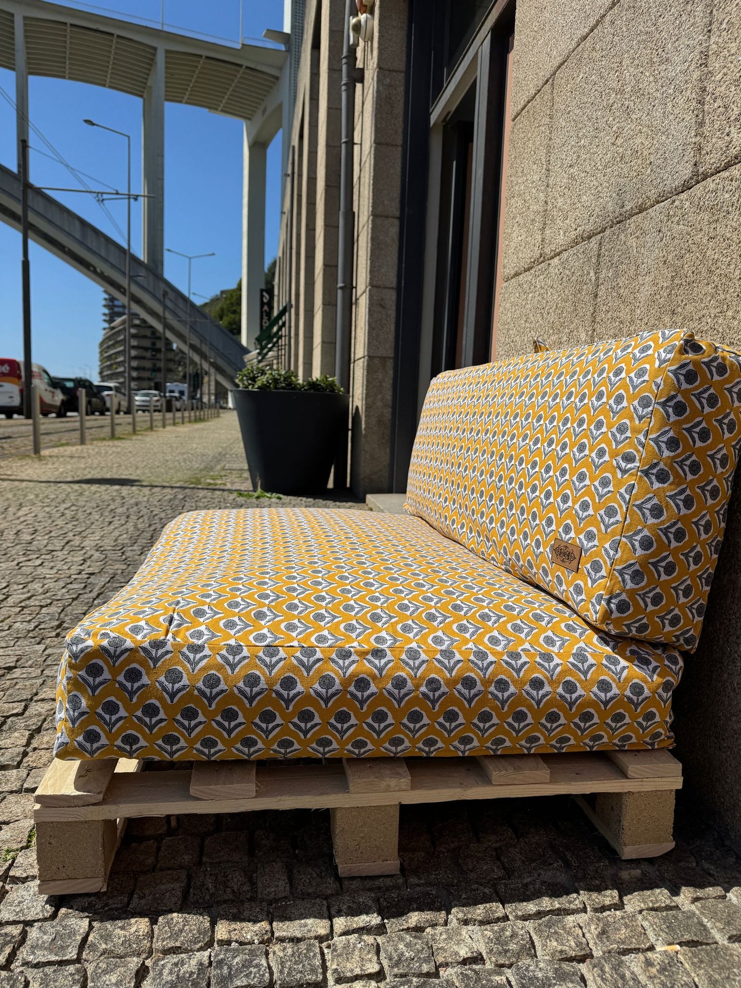 ALMOFADA PALETE PADRÃO AMARELO