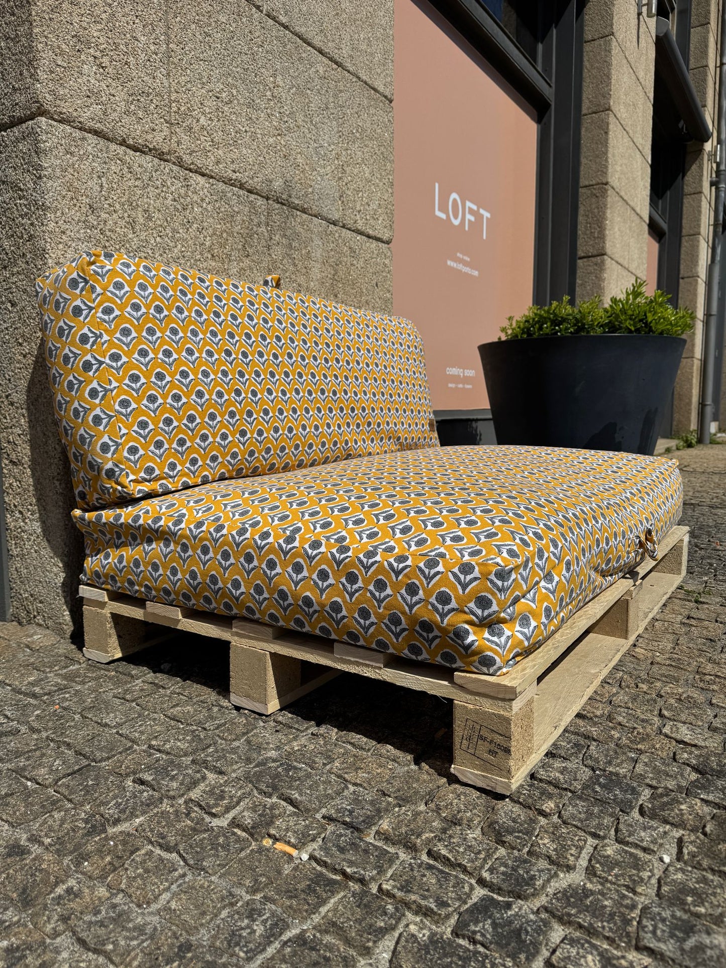 ALMOFADA PALETE PADRÃO AMARELO