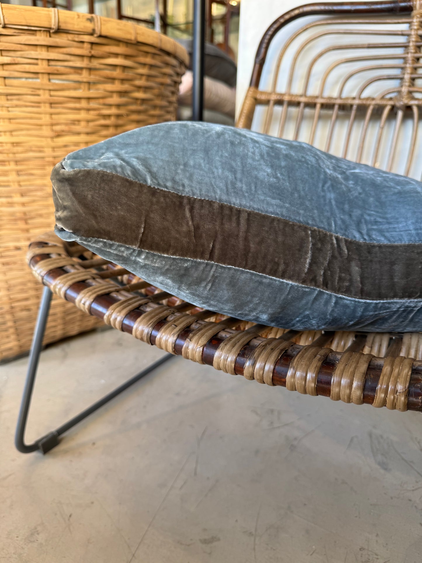 JAMES VELVET PILLOW WITH 50/50 BAR